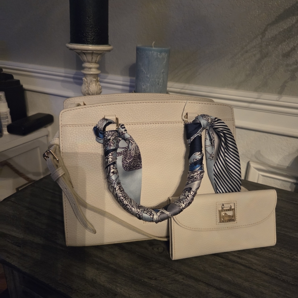 Dooney and Bourke Elegant Cream White Leather Satchel Wallet. - Picture 13 of 16